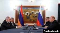 Kyrgyzstan - Prime Ministers Nikol Pashinian (left) of Armenia and Mikhail Mishustin of Russia meet in Cholpon-Ata, August 25, 2022.