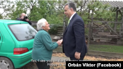 Részlet Orbán Viktor Nemzeti konzultáció Bözsi nénivel című videójából. 2017. május 6.