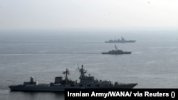 Hadihajók az iráni, kínai és orosz közös haditengerészeti gyakorlaton az Indiai-óceán északi részén 2022. január 19-én