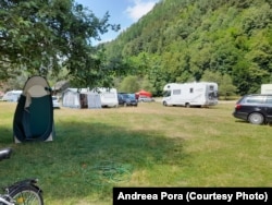 „Sunt două experiențe complet diferite, cu roluta e Ok de mers în țară sau de stat în camping, nu are rost să-ți iei autorulotă, ai plantat rulota și ai mașina să te plimbi” (Gina Aron). Autorulota e mai ușor de manevrat pe serpentine și e utilă în tururi.