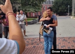 Alčin se pozdravlja sa suprugom posle izlaska iz pritvora 25. avgusta