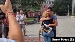Алексей Алчин със съпругата си Олга Гюрова след излизането си от ареста