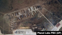 
این تصویر ماهواره ای که توسط Planet Labs PBC ارائه شده است، هواپیماهای نابود شده روسی را در پایگاه هوایی ساکی پس از انفجارهای ۹ اوت (۱۸ مرداد) نشان می‌دهد
