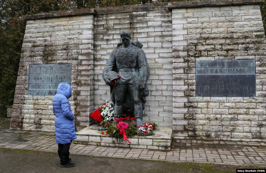 Ushtari i Bronztë i Talinit, një memorial sovjetik i Luftës së Dytë Botërore, i cili fillimisht është quajtur Monumenti i Çlirimtarëve të Talinit.