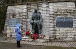 "Бронзовый солдат" на военном кладбище в Таллинне, 2020 год
