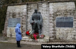 «Бронзовый солдат», советский мемориал времен Второй мировой войны. Первоначально он назывался «Памятник воину — освободителю Таллина от немецко-фашистских захватчиков»
