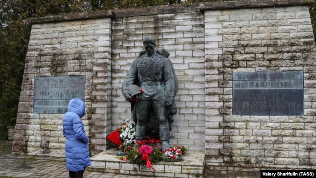 "Бронзовият войник" днес се намира във военното гробище в Талин.