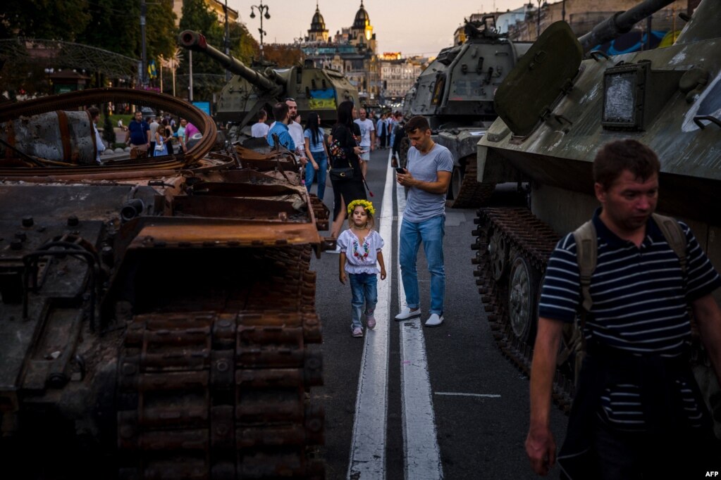 Njerëzit duke ecur mes pajisjeve ushtarake të shkatërruara ruse të ekspozuara në Kiev më 23 gusht.