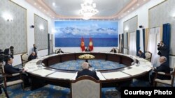 Кыргызстандын президенти Садыр Жапаров Евразия экономикалык биримдигине (ЕАЭБ) мүчө өлкөлөрдүн өкмөт башчыларын кабыл алды. Чолпон-Ата. 26-август, 2022-жыл.