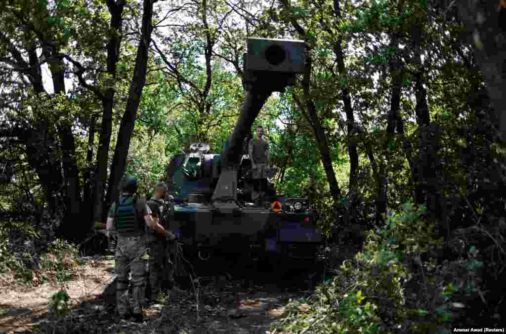 A lengyel Huta Stalowa Wola által tervezett AHS Krab 155 mm-es NATO-kompatibilis önjáró tarack. A militaryfactory.com beszámolója szerint a PT&ndash;91 Twardy harckocsi (egy erősen módosított szovjet/orosz T&ndash;72-es) alkatrészeit kölcsönözték a brit AS&ndash;90M Braveheart önjáró tüzérségi jármű tornyával, felhasználva a francia alapú Nexter ágyúrendszer csövét