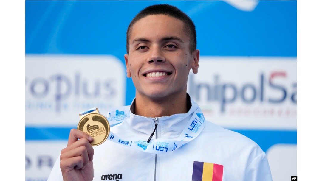 David Popovici a devenit în 2022 campion mondial și european, de seniori, la 100 metri liber și 200 de metri liber. Absolvent de clasa a XII-a, împlinește abia în toamnă 19 ani.
