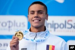 David Popovici a devenit în 2022 campion mondial și european, de seniori, la 100 metri liber și 200 de metri liber. Absolvent de clasa a XII-a, împlinește abia în toamnă 19 ani.