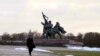 A szovjet Lettország és Riga német fasiszta megszállás alóli felszabadítóinak emlékműve a lettországi Rigában 2022. február 23-án