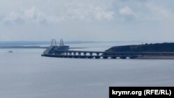 Керченський міст, який побудувала Росія до окупованого Криму. Вигляд з боку Керчі