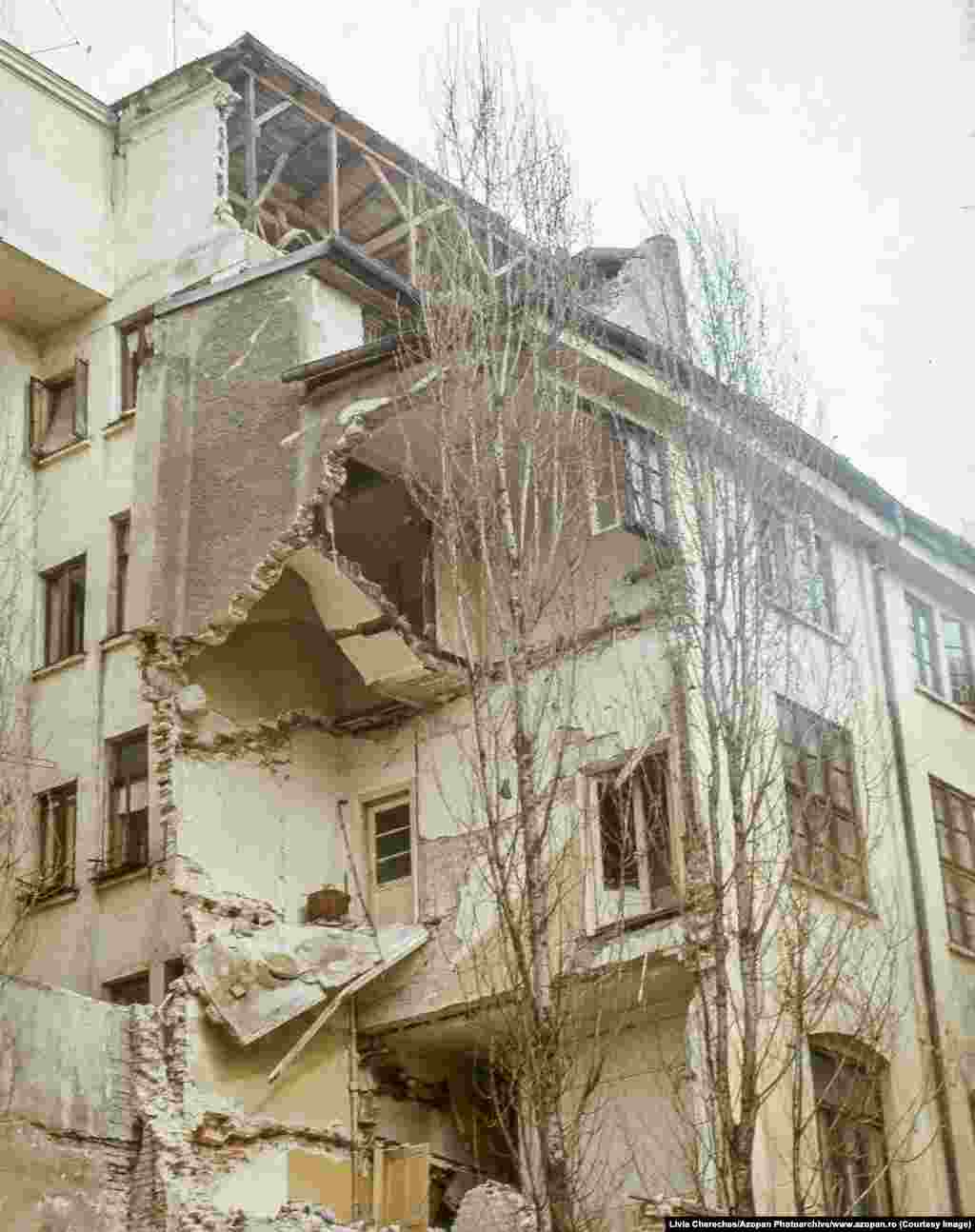 Urmări ale cutremurului din 4 martie 1977.&nbsp;Fotografie a Liviei Cherecheș.