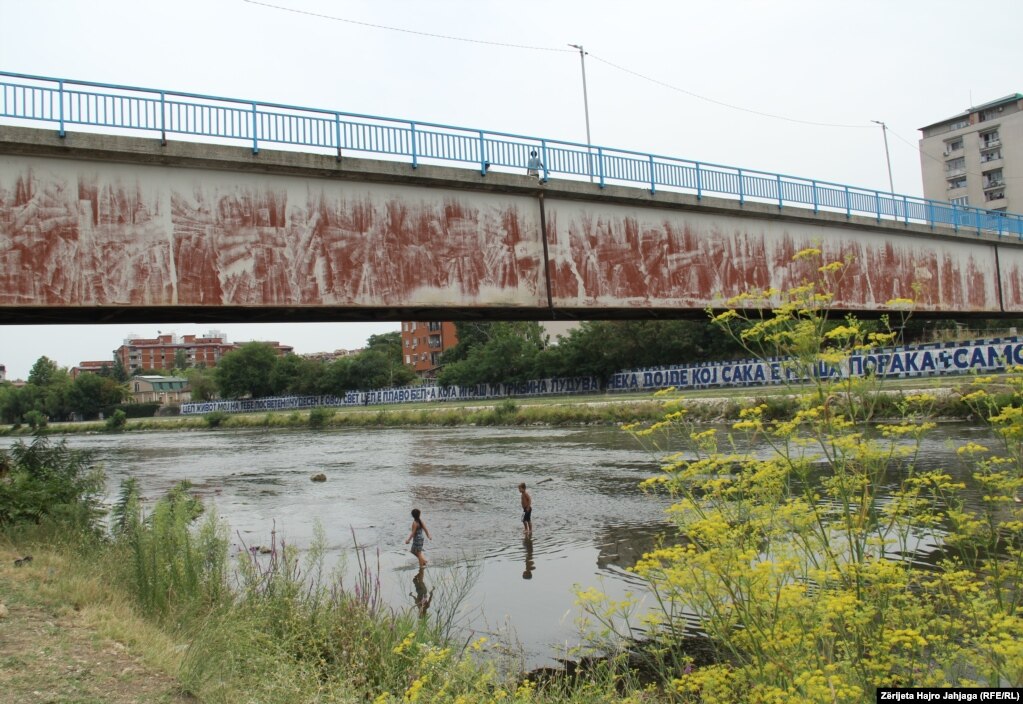 Fëmijët duke u larë në Vardar.