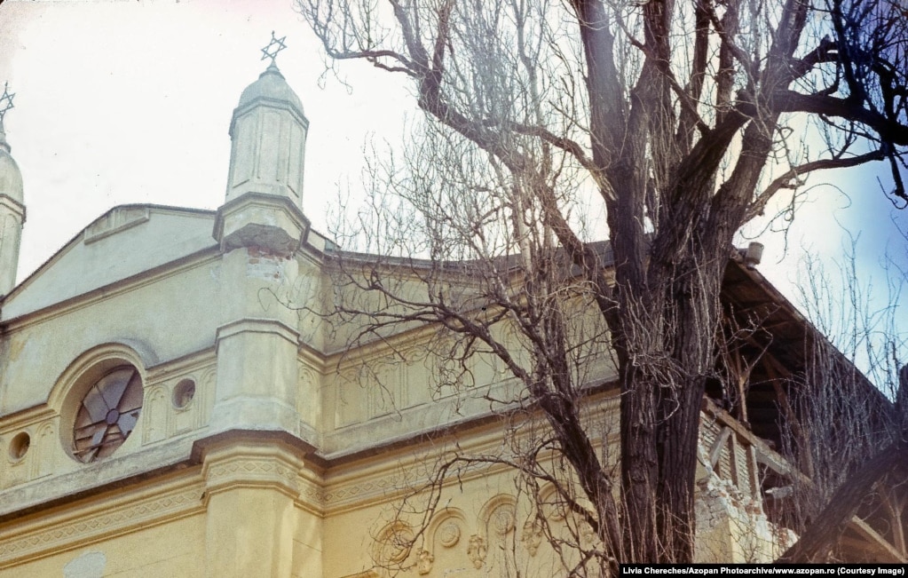 Një sinagogë e dëmtuar, e cila më vonë ishte shembur.