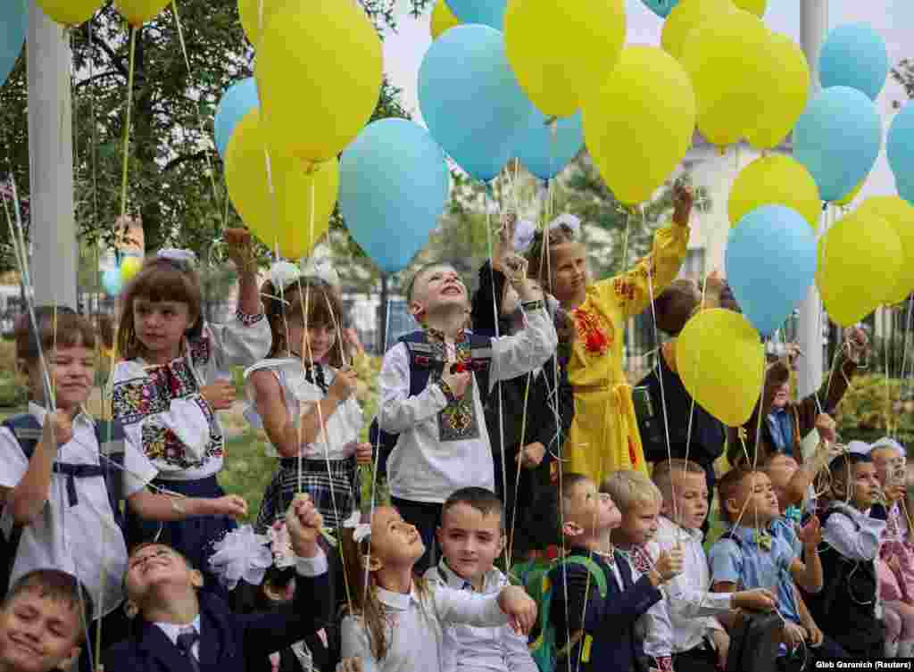 Nxënësit shkollorë duke marrë pjesë në një ceremoni për të shënuar fillimin e vitit shkollor, mes pushtimit rus të Ukrainës, në Buça, më 1 shtator.