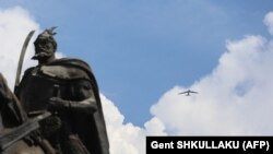 Dy bombarduesit amerikanë shihen duke fluturuar mbi statujën e Skënderbeut në Tiranë më 22 gusht 2022.