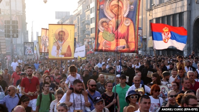 Ortodoksët e Serbisë marshojnë kundër EuroPride