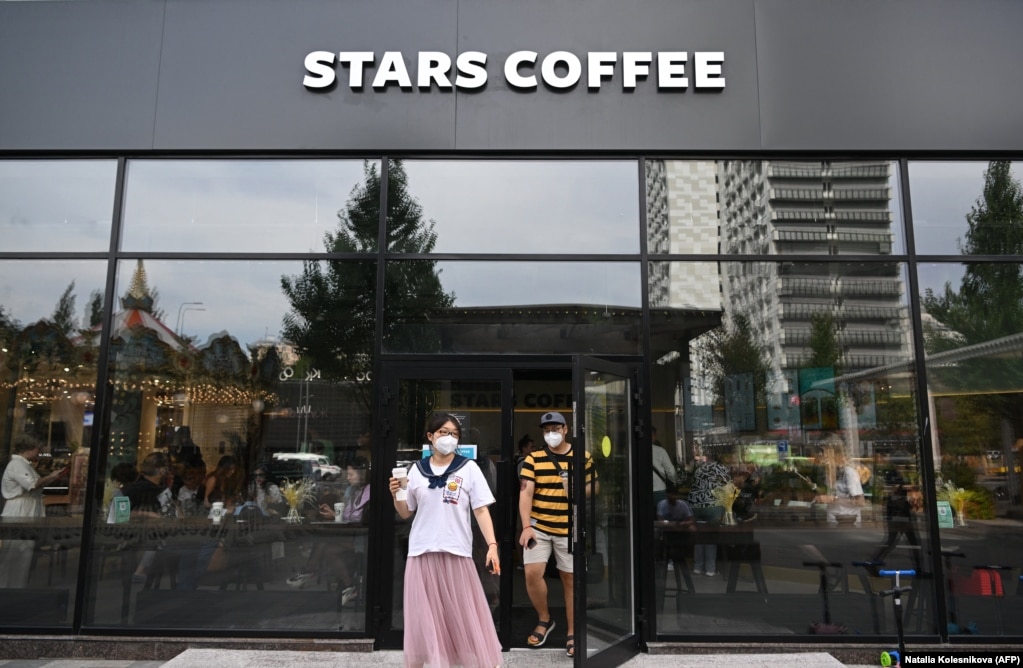 Disa konsumatorë duke u larguar nga dega në Moskë e Stars Coffe më 19 gusht. Ky zinxhirë i kompanisë së kafesë është shembulli më i fundit se si markat e ushqimit dhe pijeve perëndimore po zëvendësohen me imitime ruse.  