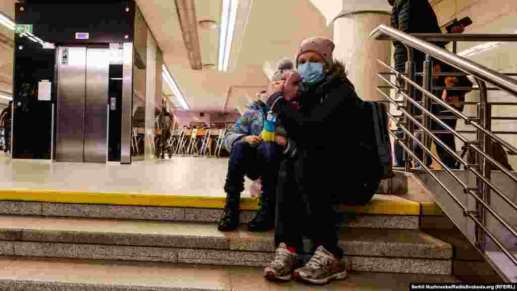 Жінка із сином сховалися від обстрілів у столичному метро 24 лютого. Жінка каже, що прапор, який у руках дитини, це для неї найцінніше з усього, що вона має.