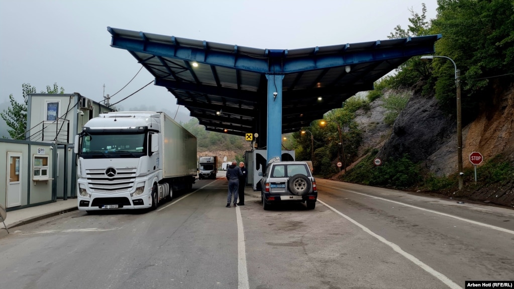 Në veri të Kosovës, në pikëkalimin kufitar të Jarinjës po zbatohet marrëveshja e arritur më 27 gusht për heqjen dorë nga lëshimi i dokumenteve për hyrje/dalje.