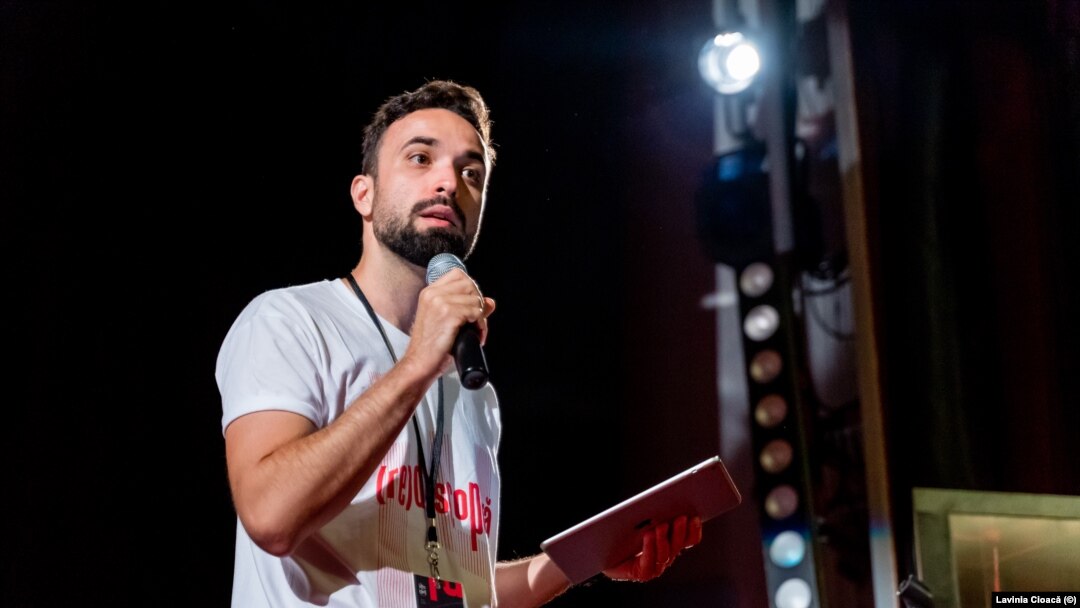 Liviu Romanescu, directorul Ideo Ideis, pe scena Galei de deschidere
