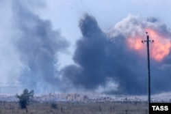 Дым от взрыва боеприпасов в Джанкойском районе, Крым,16 августа 2022 года