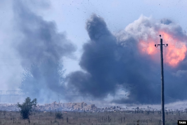 Дым от взрыва боеприпасов в Джанкойском районе, 16 августа 2022 года
