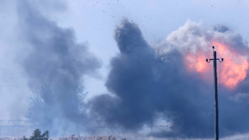 Каля Джанкою працягваюцца выбухі боепрыпасаў. Акупацыйныя ўлады Крыму залучаюць авіяцыю для тушэньня пажару
