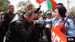 Член на санкционирания от ЕС пропутински мотористки клуб "Нощни вълци" целува ръката на Корнелия Нинова, 1 май 2017 г.