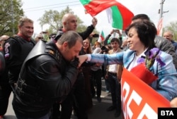 A bolgár Éjszakai Farkasok tagjai Kornelija Ninova oroszbarát politikust üdvözlik 2017-ben