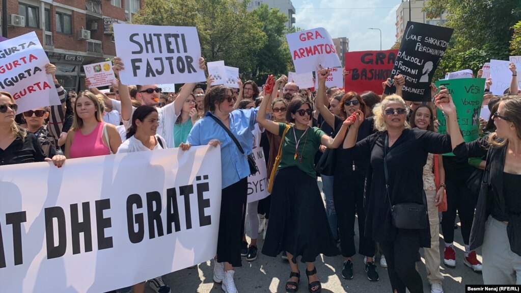 Protesta e 31 gushtit u thirr nga Kolektivi për Mendim dhe Veprim Feminist pasi u bë publik rasti i dhunimit të një 11-vjeçareje në Prishtinë nga pesë të dyshuar.