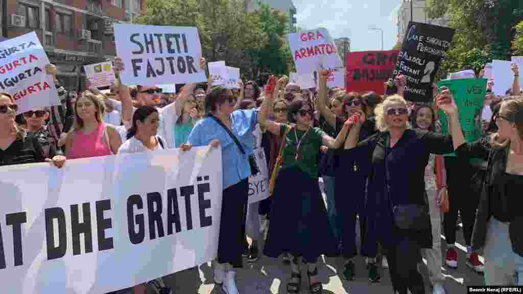 Protest je organizovao Kolektiv za feminističku misao i djelovanje nakon slučaja u kojem je petero osumnjičenih u Prištini silovalo 11-godišnju djevojčicu.