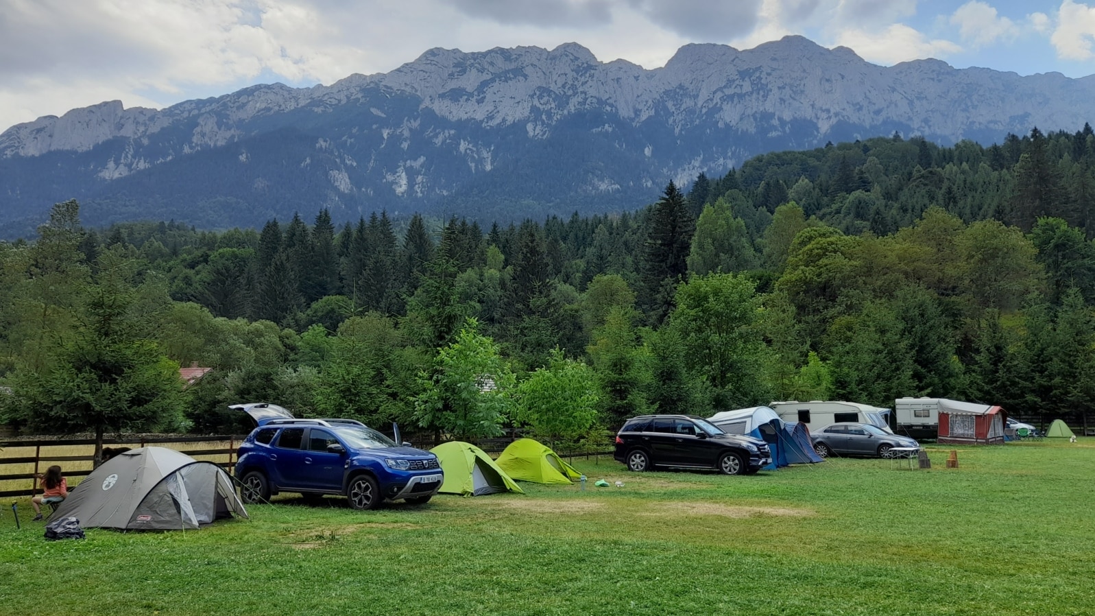 Tot mai mulți turiști aleg să își petreacă vacanțele cu rulota sau cortul, în camping sau undeva pe malul unui râu. Campingurile s-au înmulțit și ele, deși sunt încă departe de standardele occidentale. Glampingurile au luat însă avânt și sunt tot mai căutate de turiștii români.