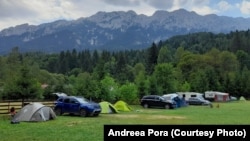 Tot mai mulți turiști aleg să își petreacă vacanțele cu rulota sau cortul, în camping sau undeva pe malul unui râu. Campingurile s-au înmulțit și ele, deși sunt încă departe de standardele occidentale. Glampingurile au luat însă avânt și sunt tot mai căutate de turiștii români.