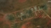 Инфракрасный спутниковый снимок российского военного аэродрома в Новофедоровке после взрывов, сгоревшая техника и растительность отображаются черным или серым цветом, 10 августа 2022 года
