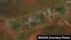 Інфрачервоний супутниковий знімок російського військового аеродрому в Новофедорівці після вибухів, техніка і рослинність, що згоріли, відображаються чорним або сірим кольором, 10 серпня 2022 року