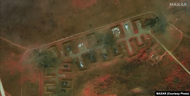 Инфракрасный спутниковый снимок российского военного аэродрома в Новофедоровке после взрывов, сгоревшая техника и растительность отображаются черным или серым цветом, 10 августа 2022 года