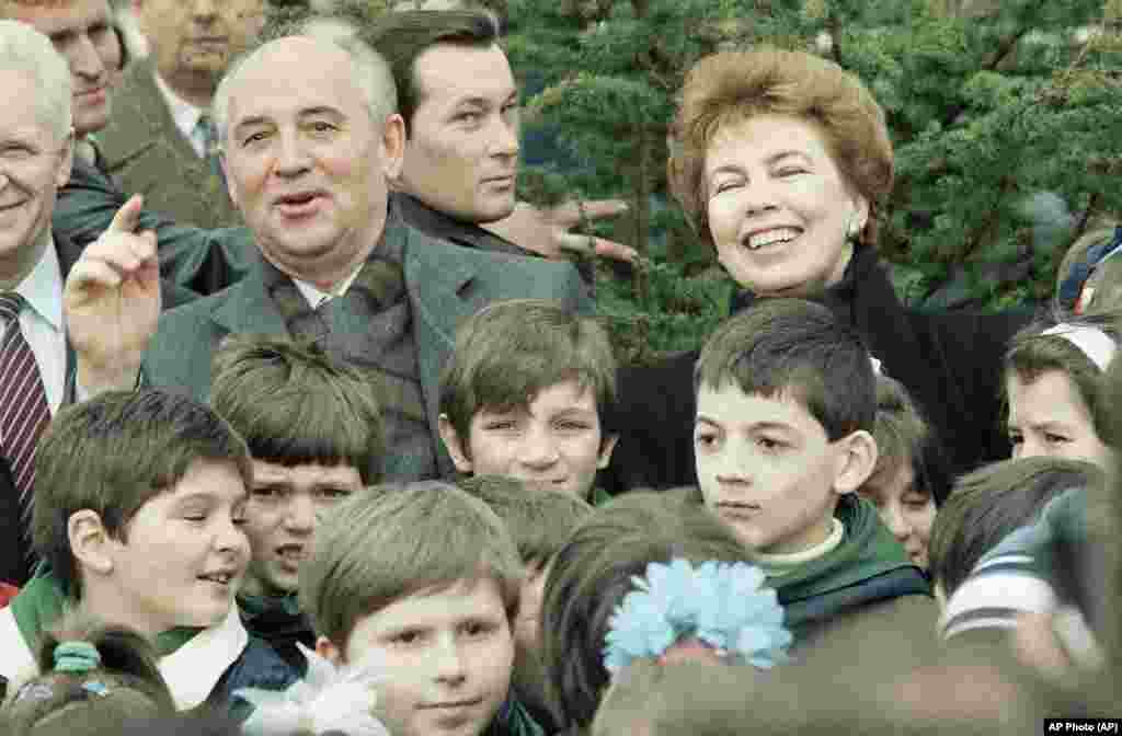 Gorbačov i njegova supruga Raisa poziraju sa skupinom jugoslavenskih osnovaca na ceremoniji sadnje drveća u Parku prijateljstva u blizini Beograda, 15. marta 1988.