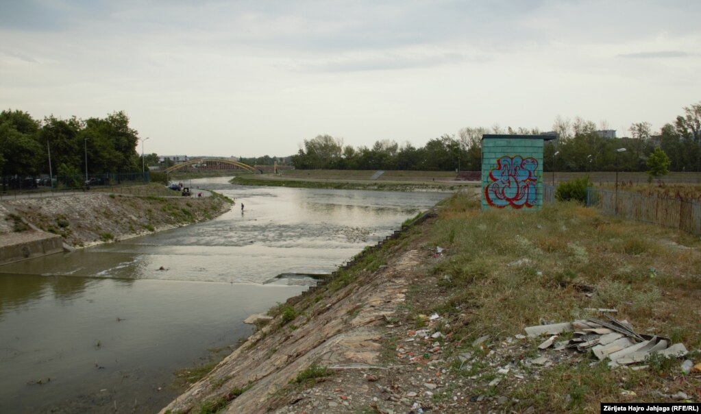 Lumi Vardar kalon përmes kryeqendrës maqedonase, Shkup.