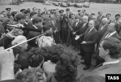 Mihail Gorbaciov, la câteva luni după ce preluase șefia URSS, într-o discuție cu locuitorii orașului Minsk, astăzi capitala Belarusului.