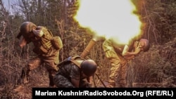 Українські військові ведуть вогонь із міномета калібром 82 міліметра, Донецька область, серпень 2022 року
