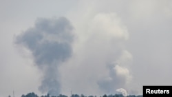 Fumul se ridică deasupra după o presupusă explozie în localitatea Maiskoie, 16 august 2022