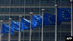 Flamuj të BE-së të vendosur pranë ndërtesës së Komisionit Evropian. 