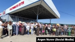 Кыргыз-өзбек чек арасындагы "Достук" өткөрмө бекети. Иллюстрациялык сүрөт.