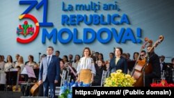 Președintele Parlamentului, Igor Grosu, președinta R. Moldova, Maia Sandu și prim-ministra Natalia Gavrilița, în Piața Marii Adunări Naționale de Ziua Independenței, pe 27 august, 2022.