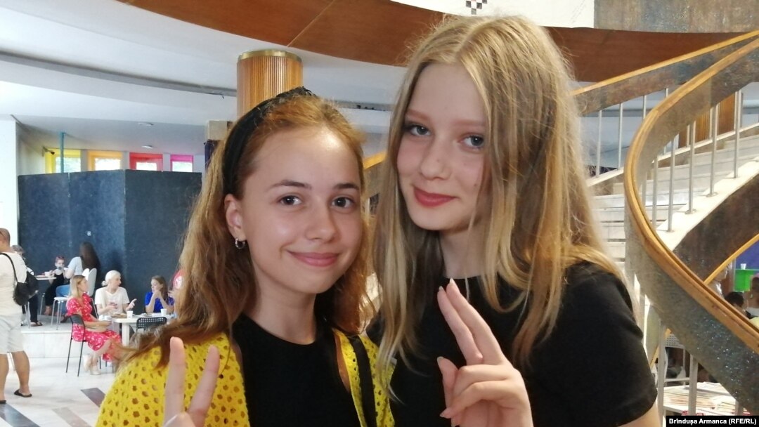 Polina și Tania s-au refugiat în România împreună cu familiile lor puțin după începutul războiului. Polina vine din Mikolaev, Tania din Nipro, orașe intens bombardate. Ele speră să se întoarcă în țara lor și sunt convinse că Ucraina va ieși învingătoare din război.