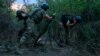 Військові ЗСУ Збройних сил України на передових позиціях в Донецькій області, біля Бахмута, ведуть вогонь із міномета калібру 82 міліметри